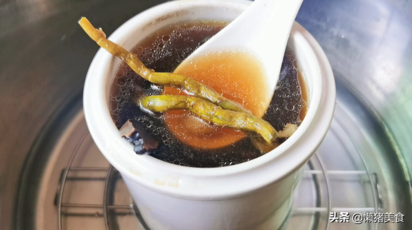 廣東靚湯：靈芝石斛湯，營養好喝助睡眠，經常熬夜失眠的人請收藏