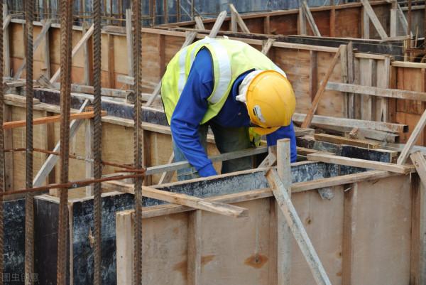 建築工程包工單價是多少？