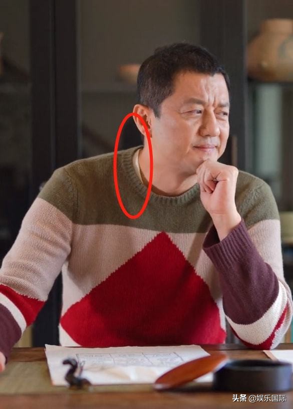 50歲李亞鵬下廚包餃子，頭頂頭髮略稀疏，穿毛衣不小心露出秋衣邊