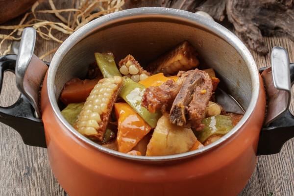 東北人教你做大亂燉，拌米飯真是絕了，大口大口地吃，好香好暖和