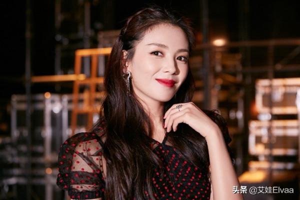 劉濤當主持“上癮”，穿波點裙主持節目，43歲扎馬尾比哥哥還搶鏡