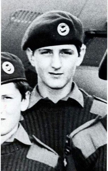 1981年，55歲的英女王側身騎馬英姿颯爽，被一名17歲少年射了6槍