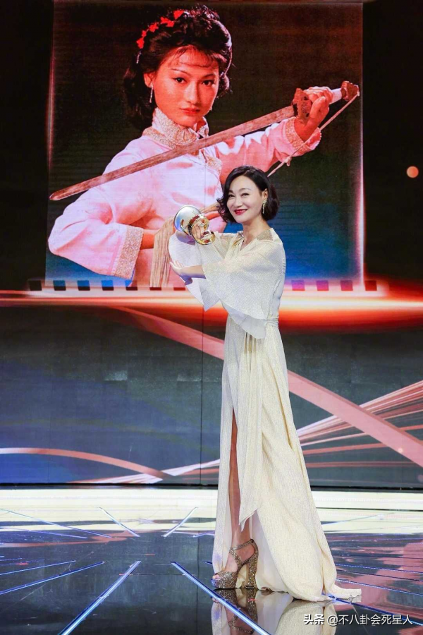 趙雅芝的氣質、李若彤的身材，歲月不敗美人，女神老了也高貴優雅