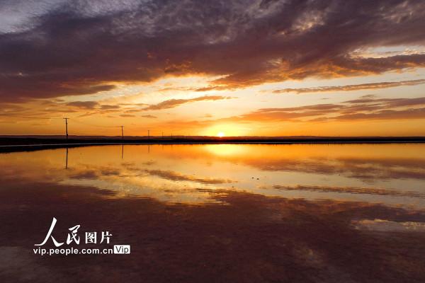 內蒙古鄂爾多斯：古鹽湖扮靚高原