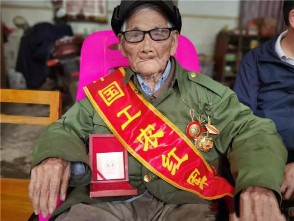 震驚 112歲中國最長壽老紅軍 竟然隱居在廣西農村 生活清貧每天干活