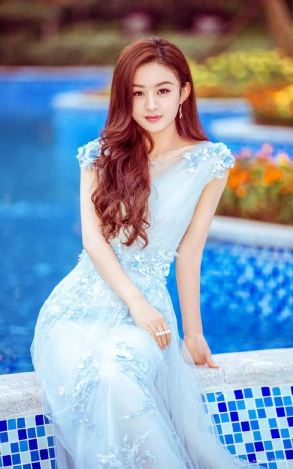 趙麗穎藍色衣服,給這蕭條的秋日增加一抹藍,清新靚麗 趙麗穎藍色衣服,給這蕭條的秋日增加一抹藍,清新靚麗