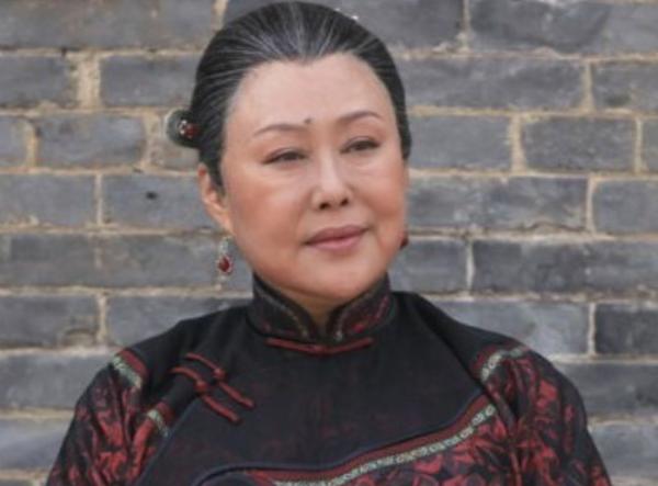 一婚被家暴，二婚被嫌棄，三婚惹爭議，71歲的斯琴高娃怎樣了？