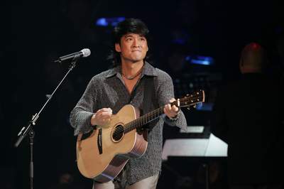 周華健:18歲與初戀失聯,25歲借錢娶外國女粉絲,相伴36年0緋聞 周華健:18歲與初戀失聯,25歲借錢娶外國女粉絲,相伴36年0緋聞