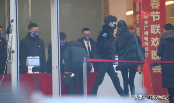 春晚五次聯排：趙麗穎緊身褲吸睛，沈騰眼神犀利，張小斐知性俏皮