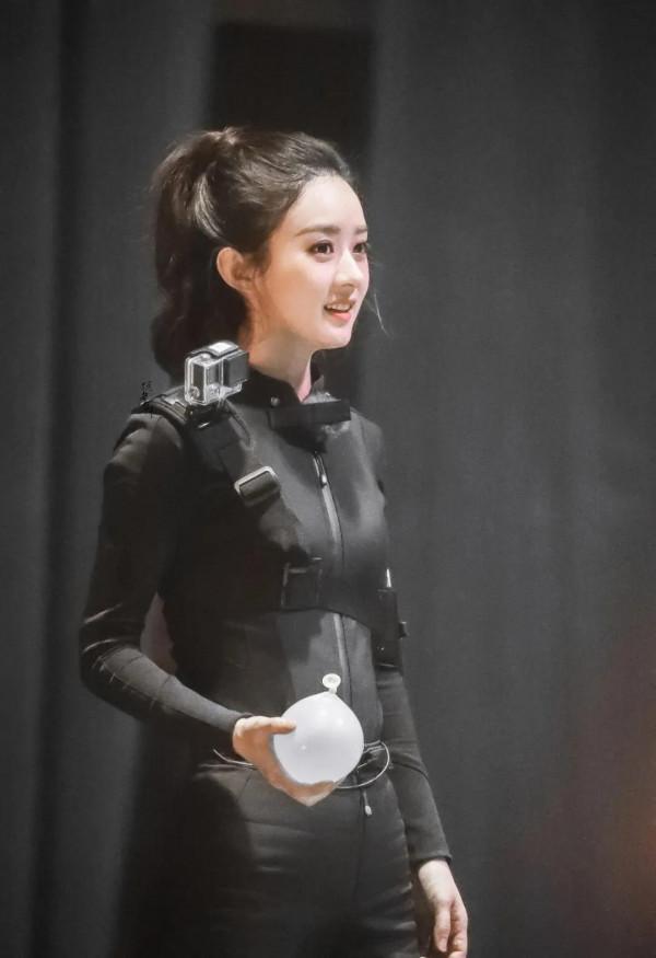 趙麗穎穿上簡簡單單的黑色，給人一種鄰家女孩的感覺，真帶親