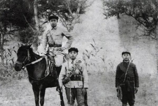 敵人懸賞：抓活的賞5000，死的賞3000，司令得知給了他8名警衛員