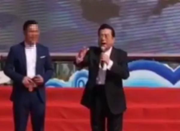82歲李雙江飯桌上開嗓!妻子夢鴿一旁鼓掌,唱功卻遭網友吐糟 82歲李雙江飯桌上開嗓!妻子夢鴿一旁鼓掌,唱功卻遭網友吐糟