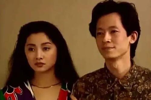 和徐帆大吵一架之後，王志文將她趕出了門外，連同所有的行李