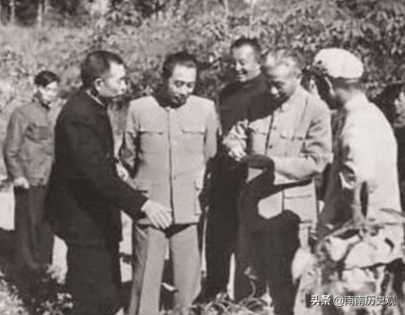 他是大軍區政委,55年沒被授銜,後來地位高過元帥,官至正國級 他是大軍區政委,55年沒被授銜,後來地位高過元帥,官至正國級