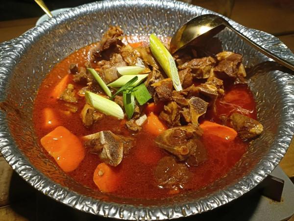 朋友請客吃飯，2人花268元點3個菜竟沒吃飽，回家還得吃泡麵頂餓