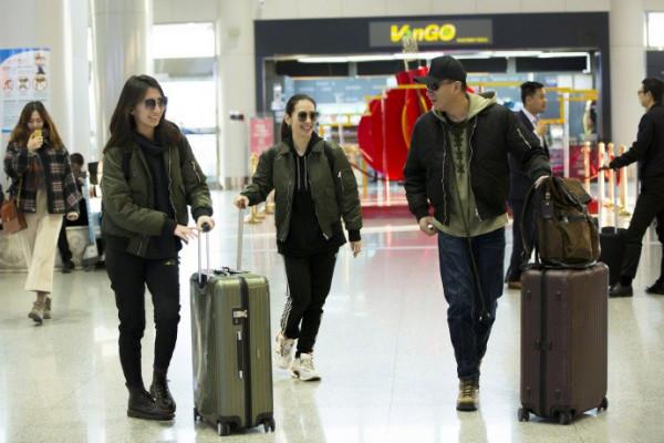 胡軍一家亮相，齊穿飛行員外套出街似走秀，20歲的女兒很有超模範