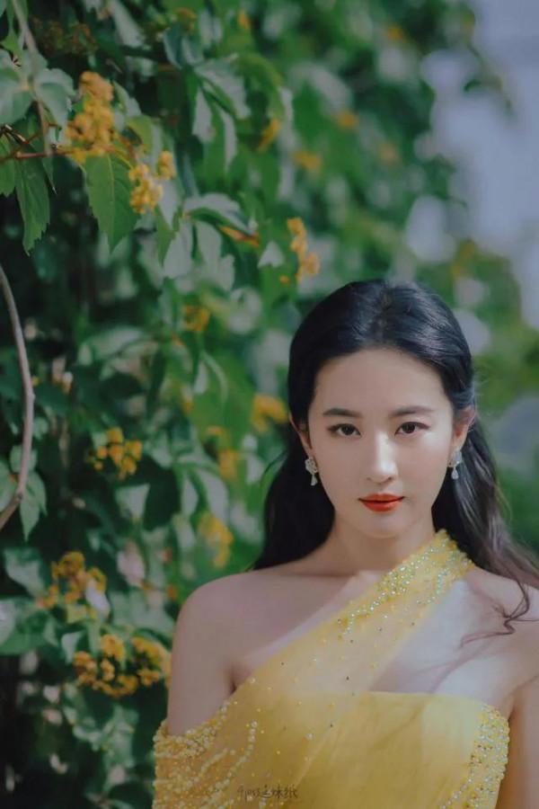 劉亦菲穿一襲黃裙，仙氣滿滿，宛若畫報裡的公主