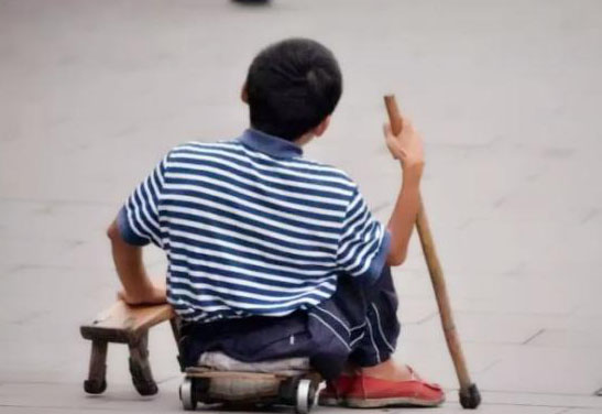 殘疾乞丐唐昌映:拜師學畫苦練7年,如今在街頭繪畫成網紅畫家 殘疾乞丐唐昌映:拜師學畫苦練7年,如今在街頭繪畫成網紅畫家