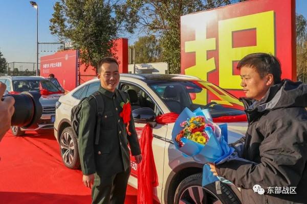 太暖了！老兵退伍返鄉，專車相送