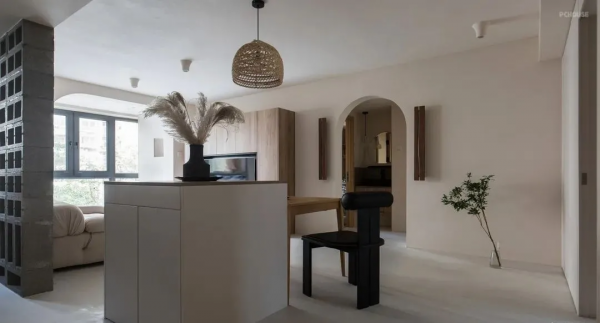 將狹隘的空間進行拆解重合，串聯出80㎡寬闊溫馨的居心地