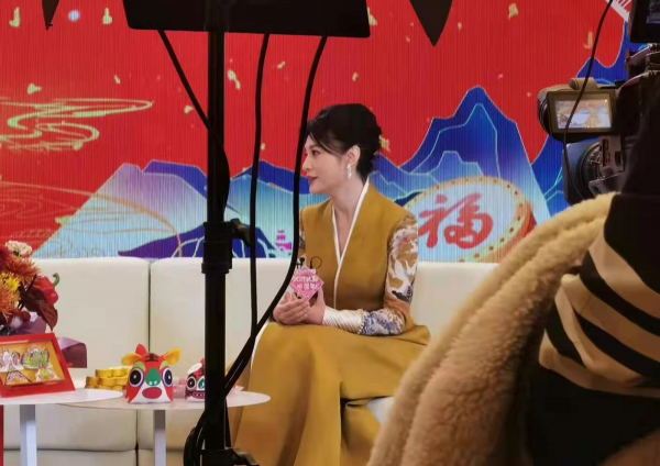 52歲周濤終於迴歸春晚舞臺!參加山東春晚彩排,穿國風禮服太絕美 52歲周濤終於迴歸春晚舞臺!參加山東春晚彩排,穿國風禮服太絕美