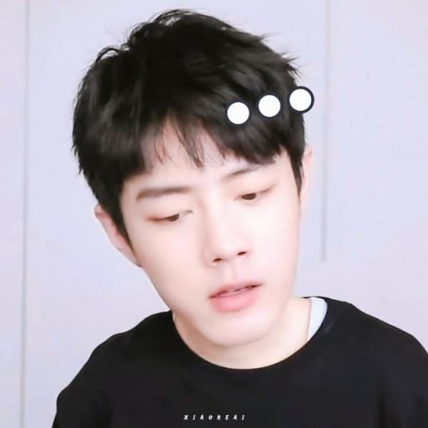 這是誰家的小可愛明明是小熊貓還沒睡好就被拉起來吃飯,你們壞懷 這是誰家的小可愛明明是小熊貓還沒睡好就被拉起來吃飯,你們壞懷