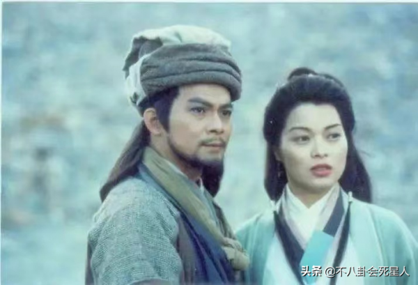 過氣港星走穴群像:黃日華穿西裝拉弓,67歲李國麟縣城賣唱 過氣港星走穴群像:黃日華穿西裝拉弓,67歲李國麟縣城賣唱