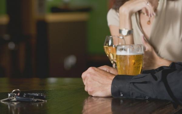 每天喝二兩白酒與滴酒不沾，哪種更健康？醫生給出答案建議瞭解下