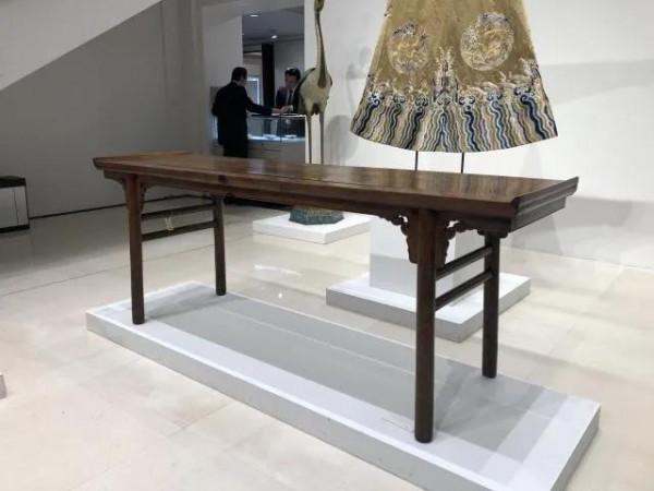 2001年他用1.5萬買下一件小條案，17年後價格漲到2350萬