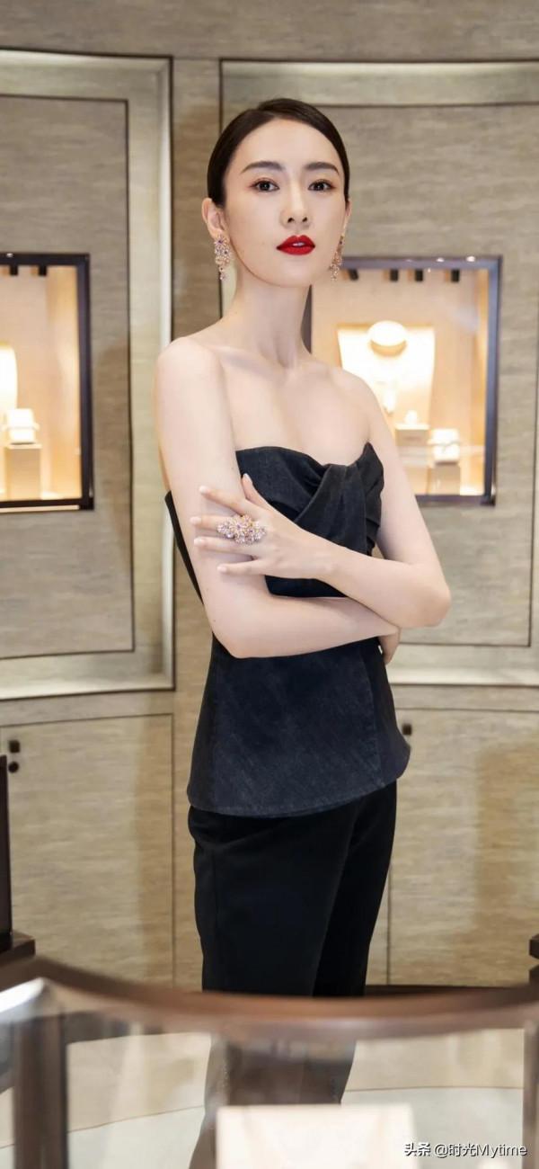 明星桌布:女人味十足的童謠 明星桌布:女人味十足的童謠