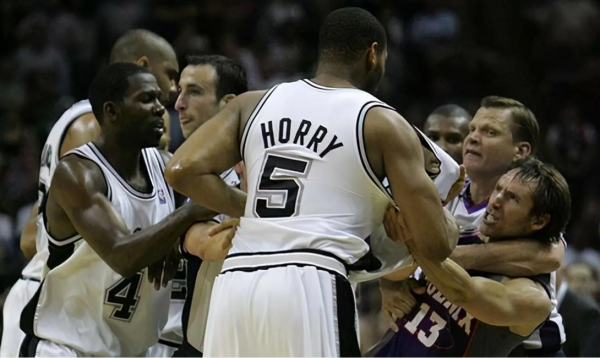 生涯場均7+5,個人榮譽0,天賦平平的霍里為何有大把球隊搶著要? 生涯場均7+5,個人榮譽0,天賦平平的霍里為何有大把球隊搶著要?