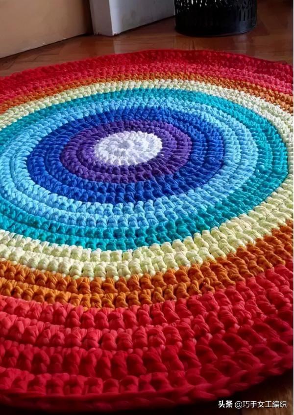 只用幾團布條線，就鉤出了好看又實用的桌墊地墊