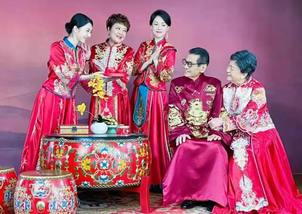 《外來媳婦本地郎》拍復古時裝全家福,康伯康嬸又回來了 《外來媳婦本地郎》拍復古時裝全家福,康伯康嬸又回來了