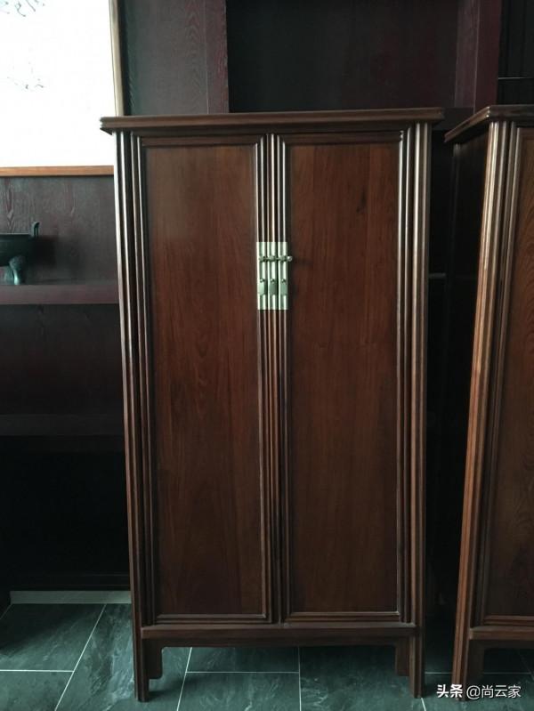 王世襄&lt&semi;明式傢俱研究&gt&semi;收錄-瓜稜腿素面圓角櫃-納爾遜美術館藏