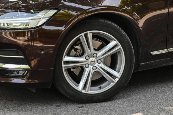 沃爾沃 S90:二十五萬多買行政級轎車,雖然二手,但越級享受 沃爾沃 S90:二十五萬多買行政級轎車,雖然二手,但越級享受