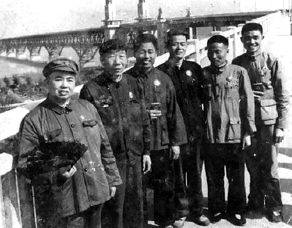 南京長江大橋建成後，毛主席問許世友：能滿足戰爭的運輸要求嗎