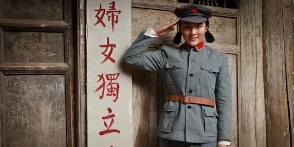 紅軍以為她犧牲了，烈士陵園立了墓碑，50多年後，73歲的她回來了