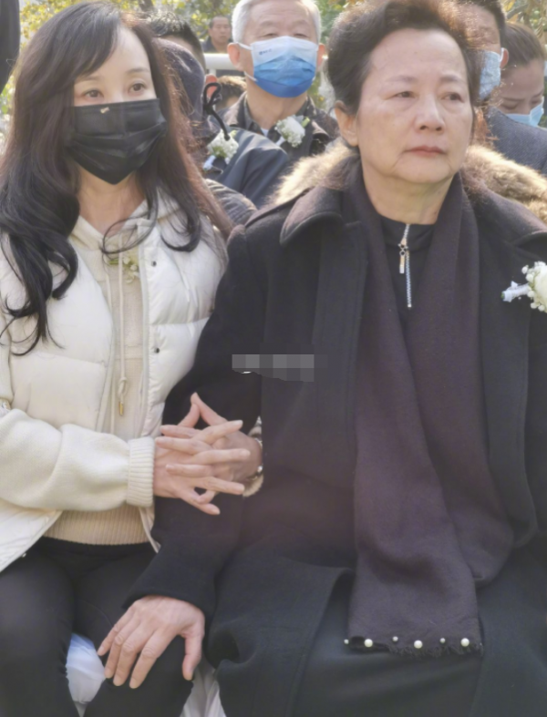 楊在葆安葬儀式現場曝光，六人抬棺風光大葬，遺孀陳麗明難忍悲痛