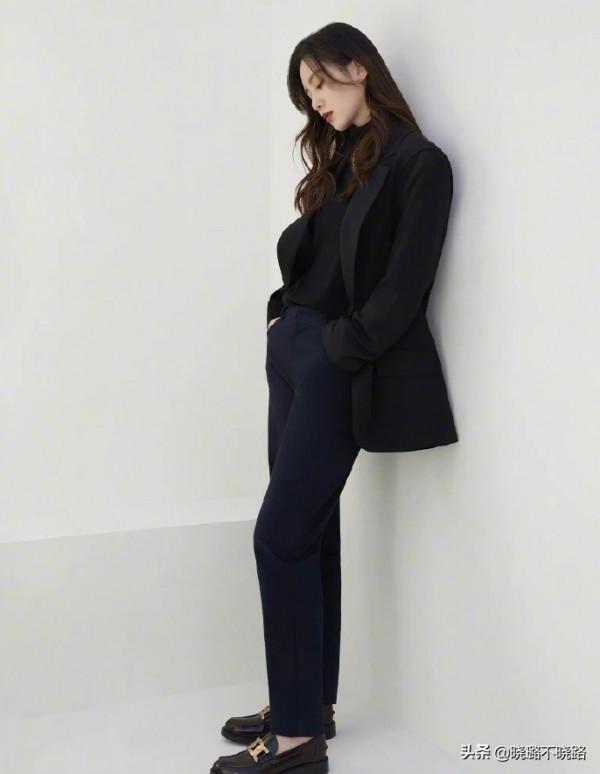 陳數帶火了一種穿法，叫“西裝+煙管褲”，很適合四五十歲的女人