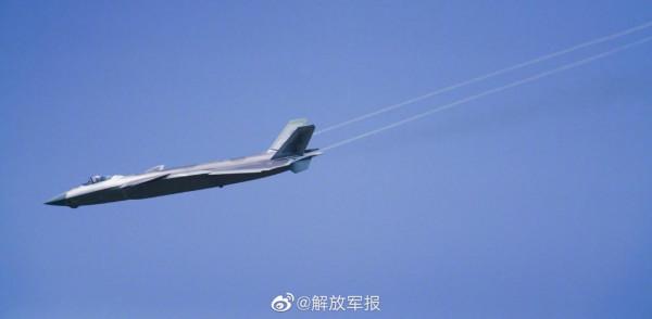 殲-20高畫質大片 帥出天際