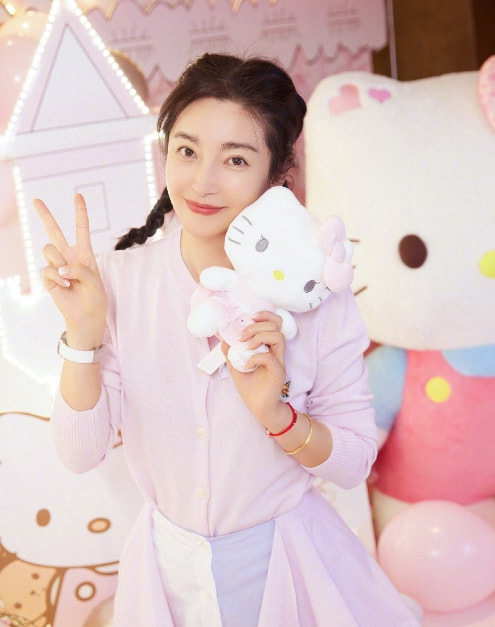 李冰冰參加活動由多個安保“護駕”,被贊臉小眼睛大完美得像雕塑 李冰冰參加活動由多個安保“護駕”,被贊臉小眼睛大完美得像雕塑