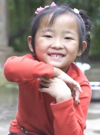 媽失蹤爸坐牢，6歲女孩撐起三代之家，13億人為她點贊加油