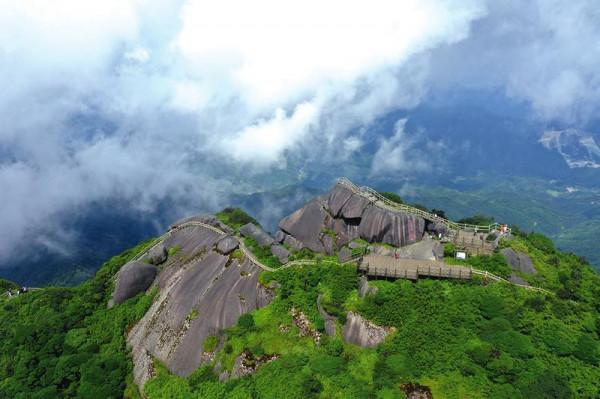廣西風景獨特名山多，適合踏秋望遠