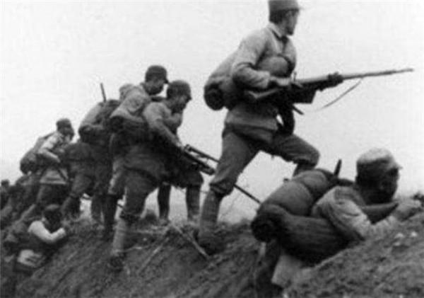 日少將佔荒村合影留念，被三個神槍手盯上，合影後腦袋被打成漏勺