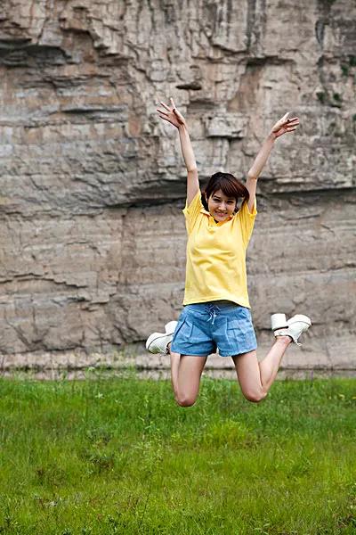 5男3女一起進山遊玩，下山離開時只有7人，保安：有點不對勁