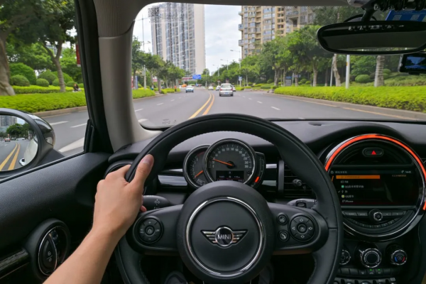 1.2萬公里準新MINI COOPER，顏值爆表，勁省6萬