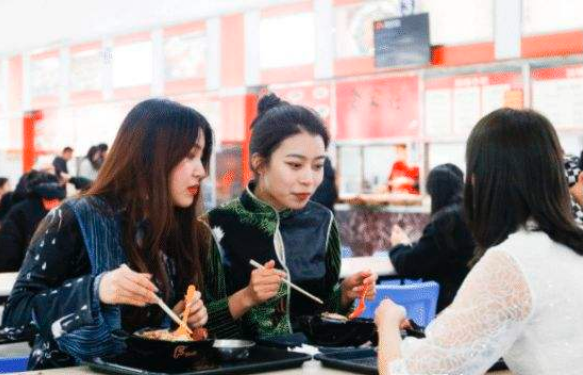 大學生每個月1500元夠花嗎？聽聽輔導員怎麼說，家長可以作為參考