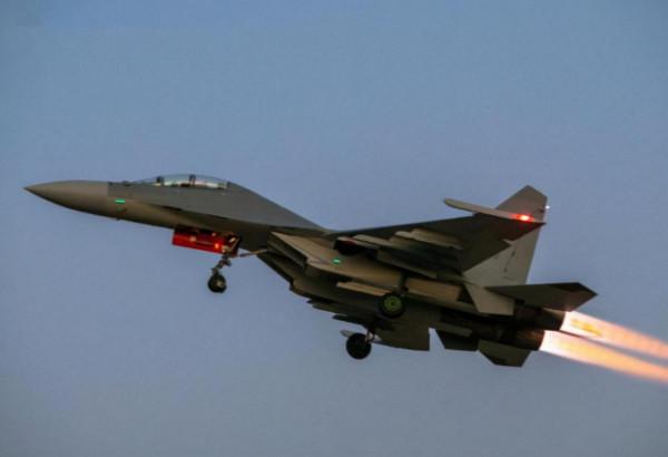 現場畫面公佈！不明飛機接近我領空，殲-16冒雨起飛進行實彈攔截