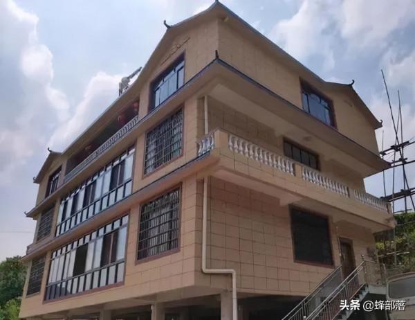 現在農村外牆為何多采用噴真石漆處理?5個原因使瓷磚不再是首選 現在農村外牆為何多采用噴真石漆處理?5個原因使瓷磚不再是首選