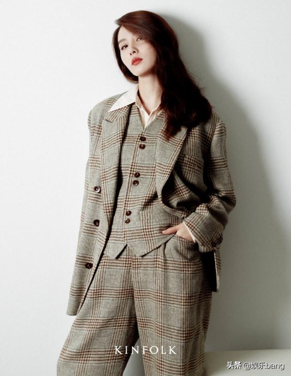 趙麗穎最新雜誌大片曝光,全套高奢上身,卻因髮型遭吐槽 趙麗穎最新雜誌大片曝光,全套高奢上身,卻因髮型遭吐槽